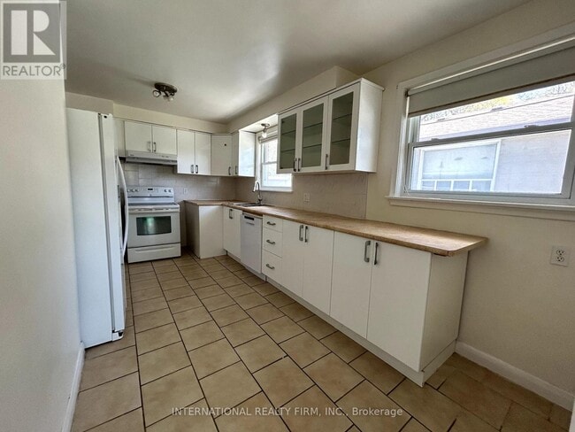Building Photo - 437 Paliser Crescent N