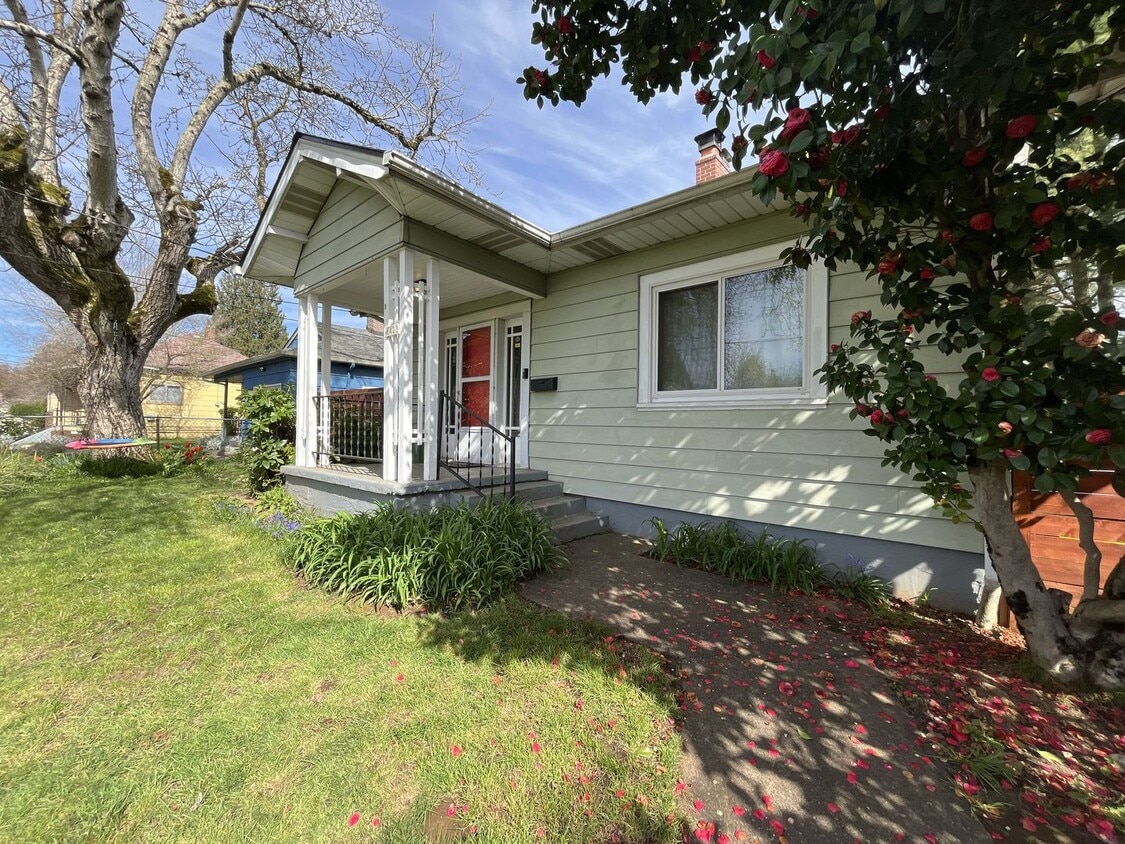 Charming St. Johns Bungalow with Fireplace, Bonus Space & Large Backyard - Charming St. Johns Bungalow with Fireplace, Bonus Space & Large Backyard