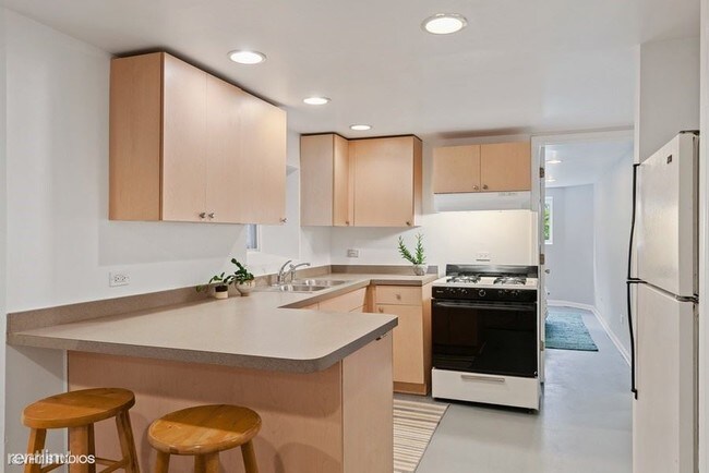 Foto del edificio - 2 br, 1 bath  - 3145 W Augusta Blvd # Gdn