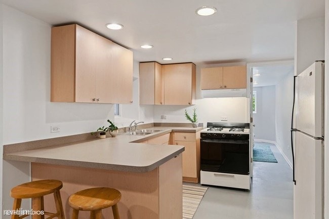 Building Photo - 2 br, 1 bath  - 3145 W Augusta Blvd # Gdn