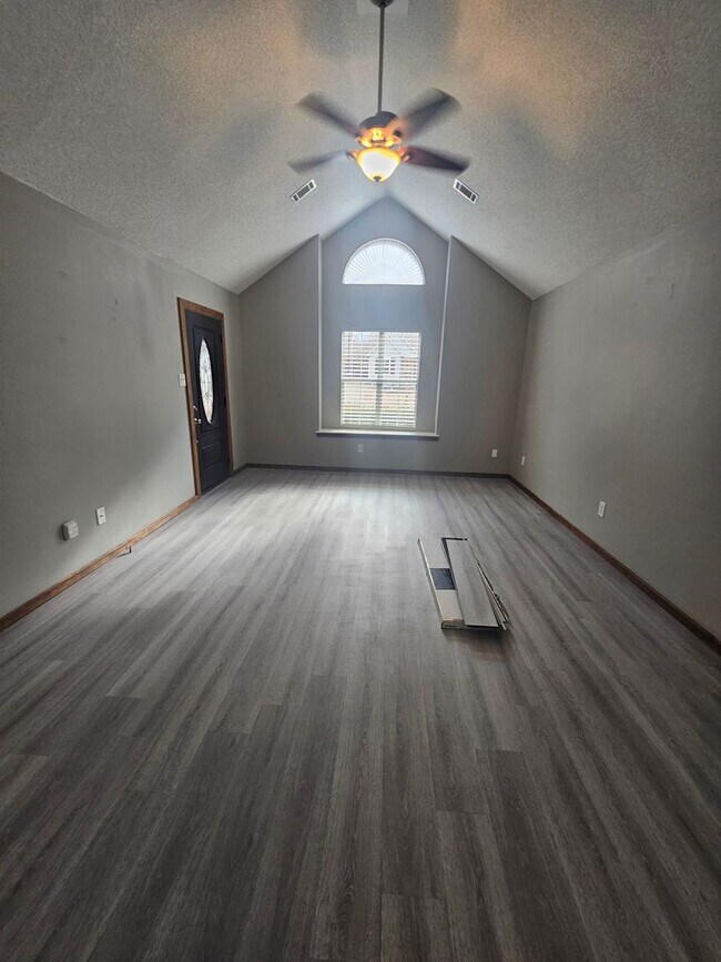 Building Photo - Home in Benton