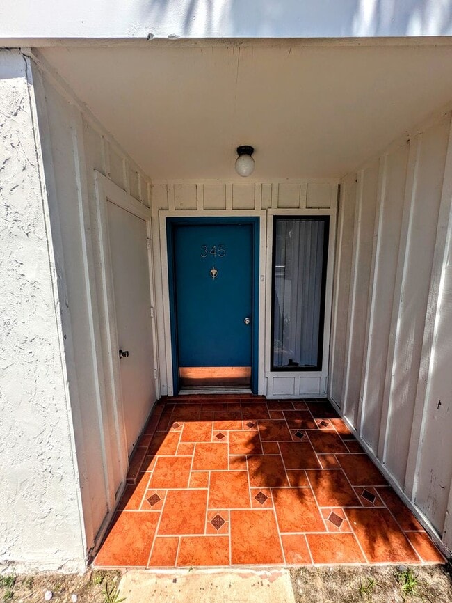 Building Photo - Annual UNfurnished 3-bedroom, 2/ 1/2 bathr...