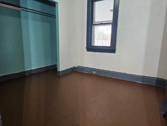 Building Photo - 3-Bedroom Single-Family Home with Modern F...