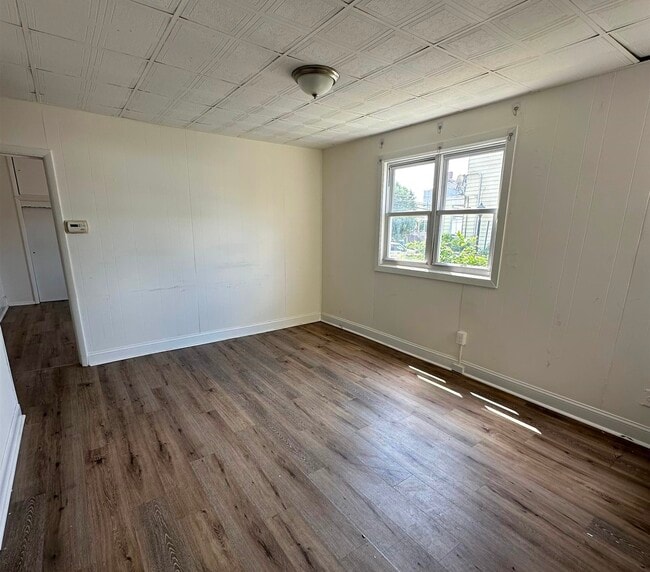 Building Photo - 33 E 18th St