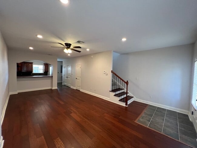 Building Photo - 2 bedroom 1.5 Bathroom Townhome