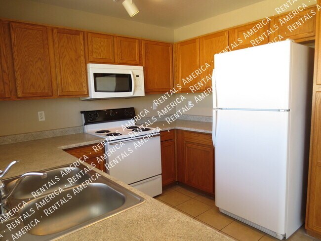 Building Photo - Great room 3bd 2bth on a corner lot