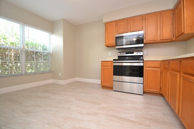 Foto del edificio - Beautiful 2/2.5 Winter Springs Townhome ~ Newer Paint & Flooring ~ End Unit with Pond View!