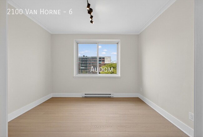 Building Photo - 2100 Av. Van Horne
