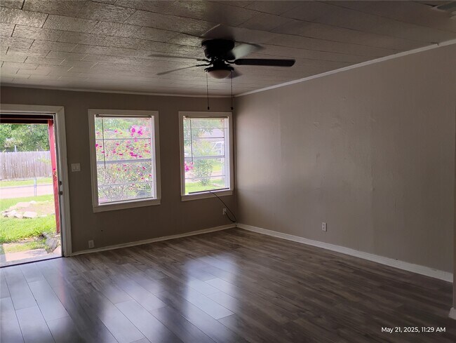 Foto del edificio - 5954 Doolittle Blvd