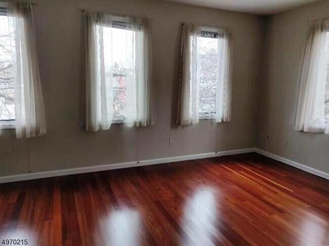 Foto del edificio - 58 E Ridgedale Ave