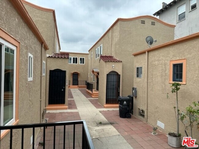 Foto del edificio - 836 S Catalina St