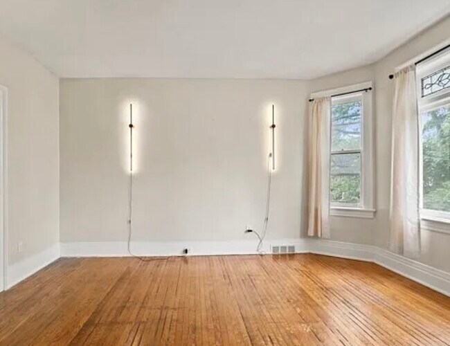 Foto del edificio - 242 Norwood Ave