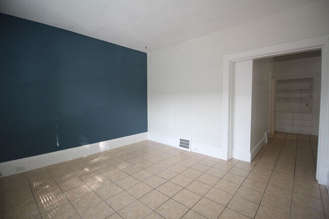 Building Photo - Charming 2-Bedroom Duplex for Rent! State ...
