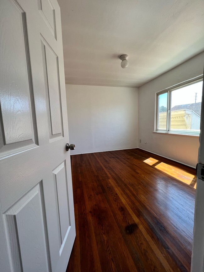 Foto del edificio - 2153 Logan Ave