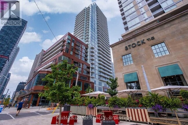 Building Photo - 33 Helendale Ave