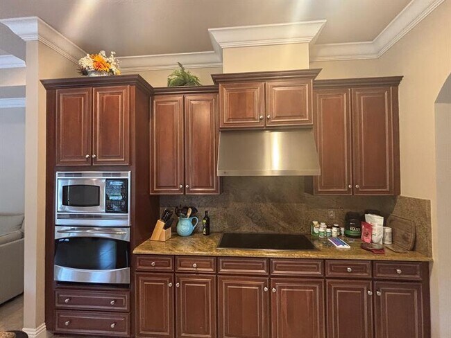 Building Photo - 5829 NW Zenith Dr