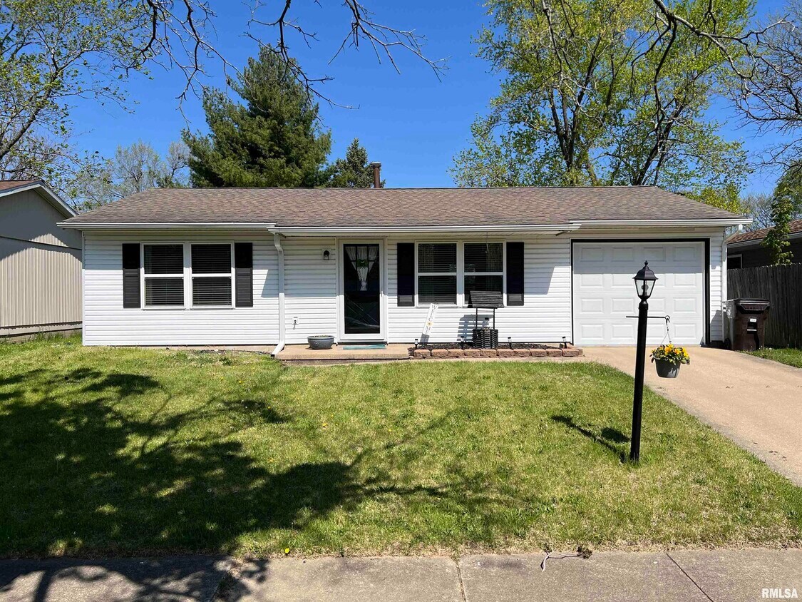 3925 W Creighton Terrace, Peoria, IL 61615 House Rental in Peoria, IL