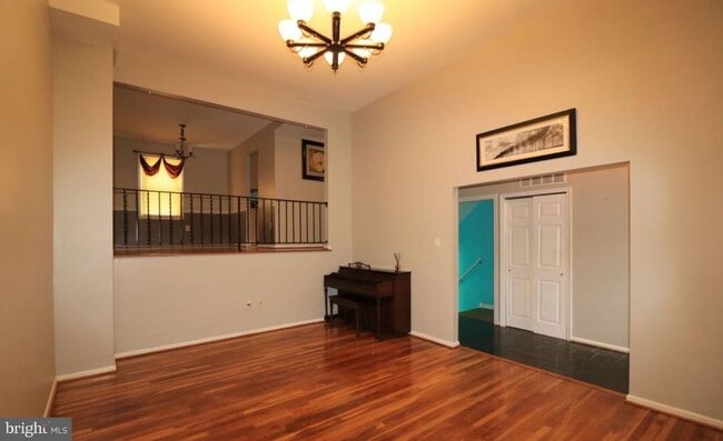Building Photo - 553 Monet Dr