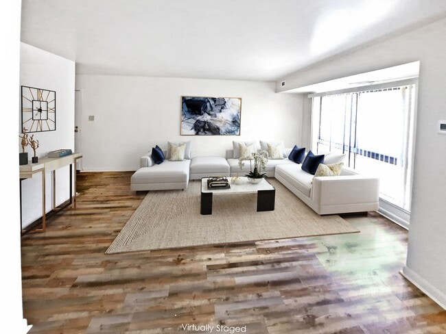 Foto del edificio - Long Reach Village – Renovated 2BR Condo