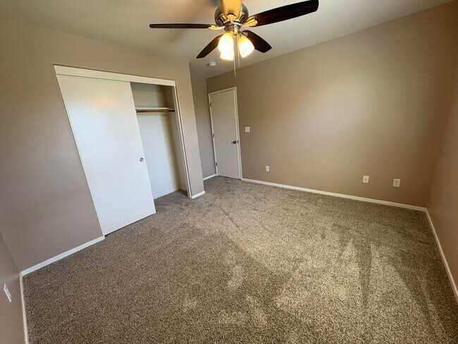 Foto del edificio - Spacious Two Story Home in SW Visalia Avai...