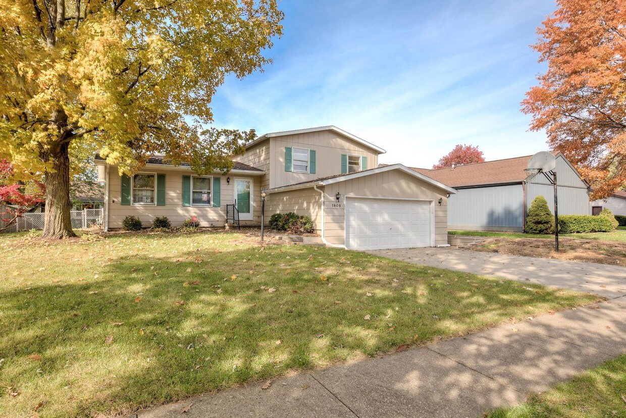 Foto principal - Split-Level Home With Fenced Yard In Quiet...