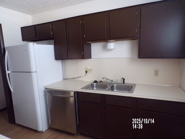 Foto del edificio - 2 STORY TOWNHOUSE , CLOSE TO SHOPPING AND RESTAURANTS