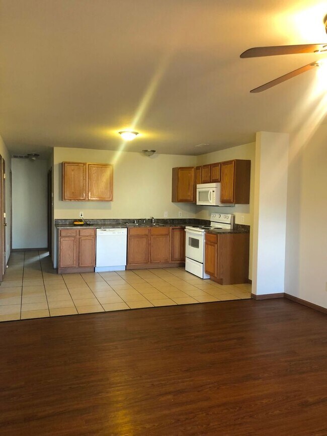 Building Photo - All Inclusive | 3 Bed | 2 Bath | Duplex