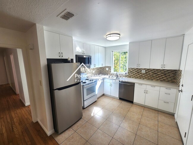 Building Photo - Nicely Updated 3bd/1ba Home with Garage & ...