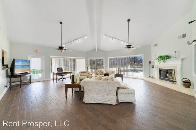 Building Photo - 1 br, 1 bath House - 4740 Walden Circle #1034