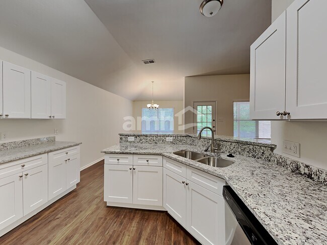 Building Photo - 557 Dylan Ct