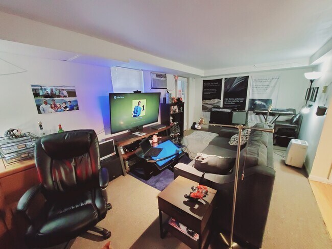 Building Photo - 144 Alpine St