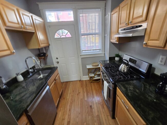 Foto del edificio - 411 Hobart Pl NW