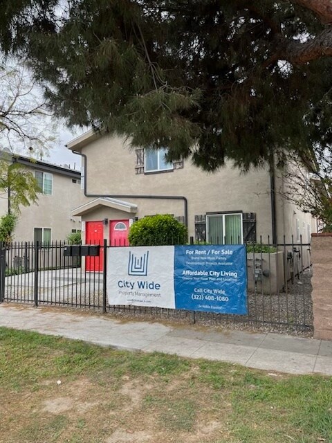 Foto principal - 213 E 84th Pl