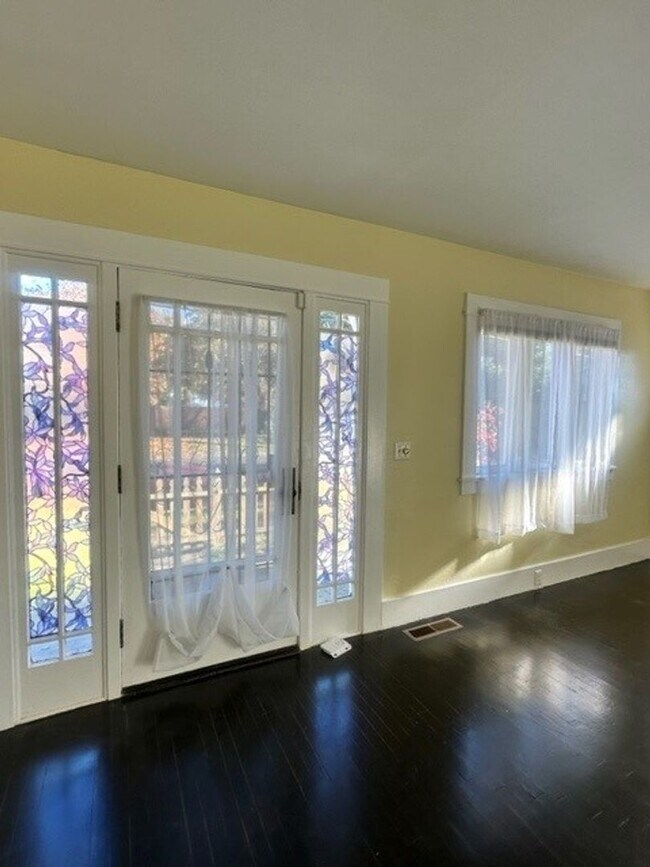 Building Photo - Charming 2 bedroom 1 bath home located in ...