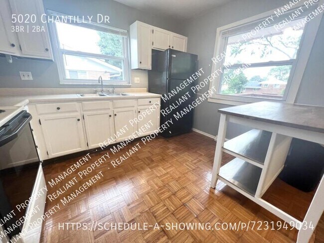 Building Photo - 5020 Chantilly Dr.