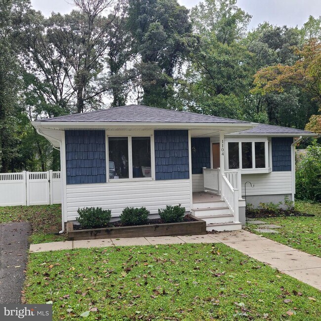 Building Photo - 1104 Oak View Dr