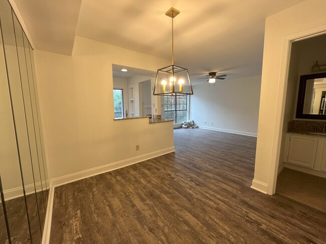 Foto del edificio - 2 bed, 1.5 bath Townhouse on E Bayou Parkway!