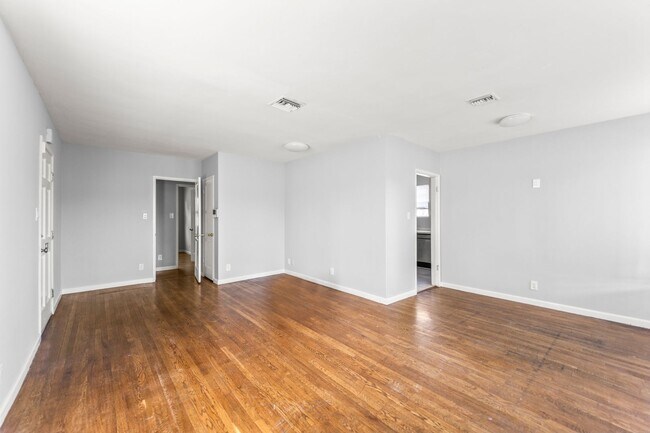 Foto del edificio - 8102 Norwich Ave