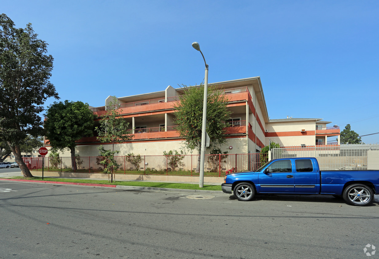 Primary Photo - Sixth Street Apartments