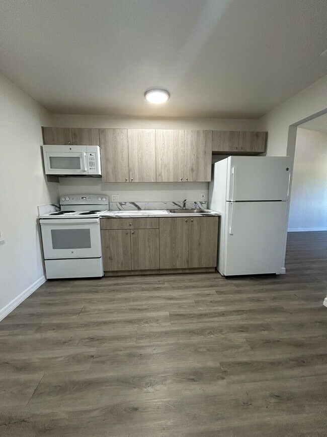 Building Photo - 2 bed 1 Bath Condo