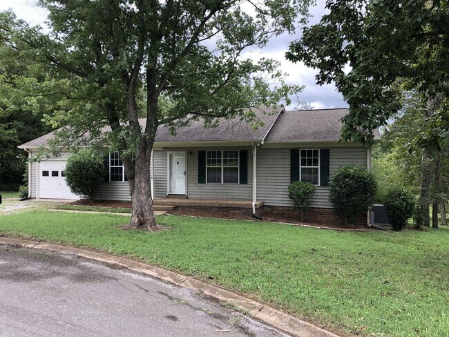 Foto del edificio - Charming 3BR Home with Spacious Yard in the Heart of Mount Juliet