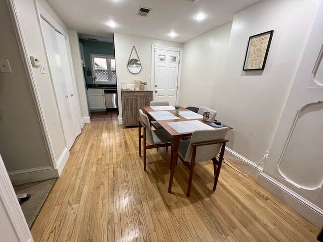 Building Photo - Gorgeous 2-Bedroom Townhouse with Finished...