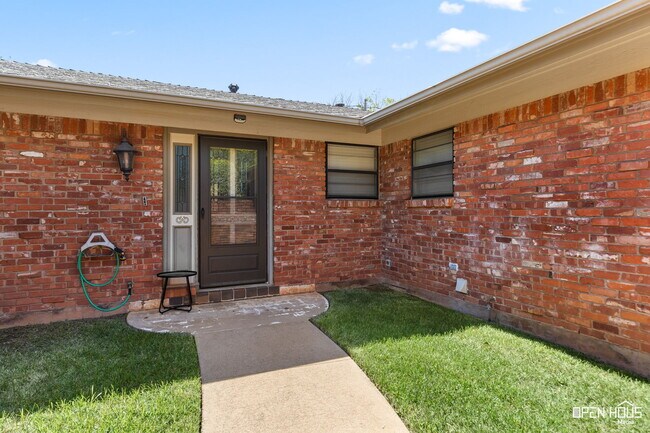 Foto del edificio - 4805 Big Bend Dr
