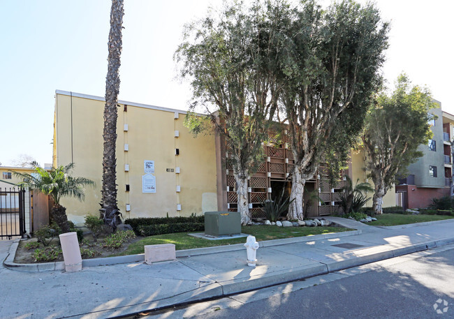 Building Photo - Hana Bosho Apartments