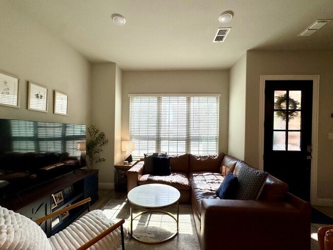 Building Photo - 2208 Zenith Ave