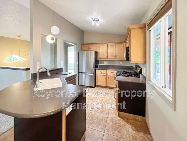 Building Photo - 5000 S Deselm Way