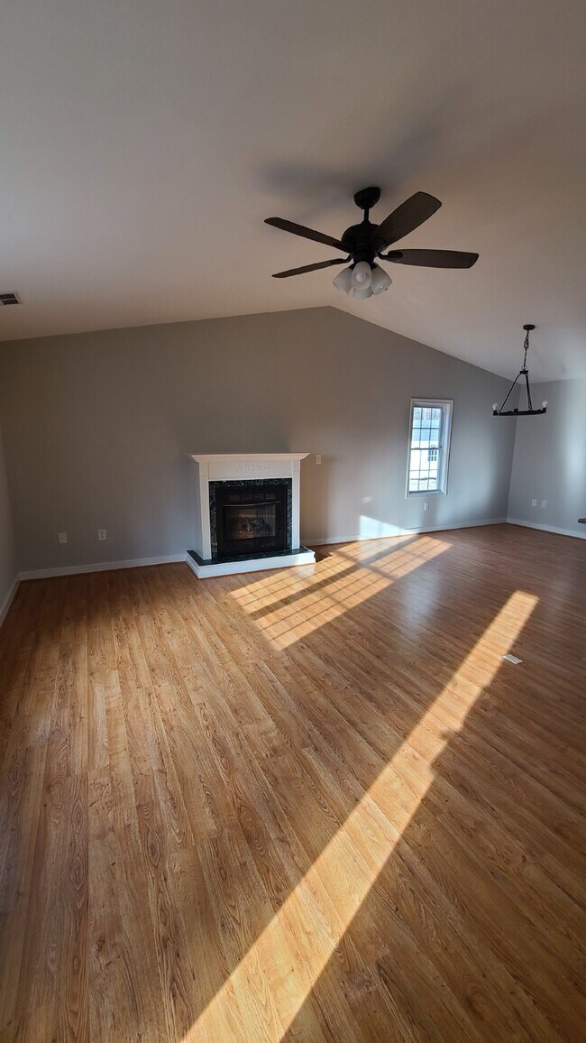 Foto del edificio - Charming 3 Bedroom Home with 2 Full Baths ...