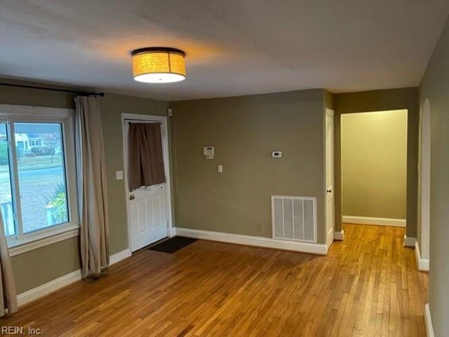 Building Photo - NORFOLK HOME W/LARGE FENCED YARD FOR RENT!