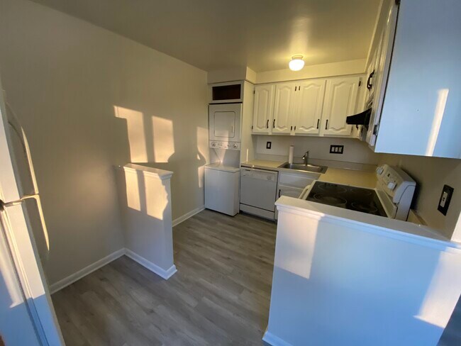 Kitchen - 250 Tanglewood Ln