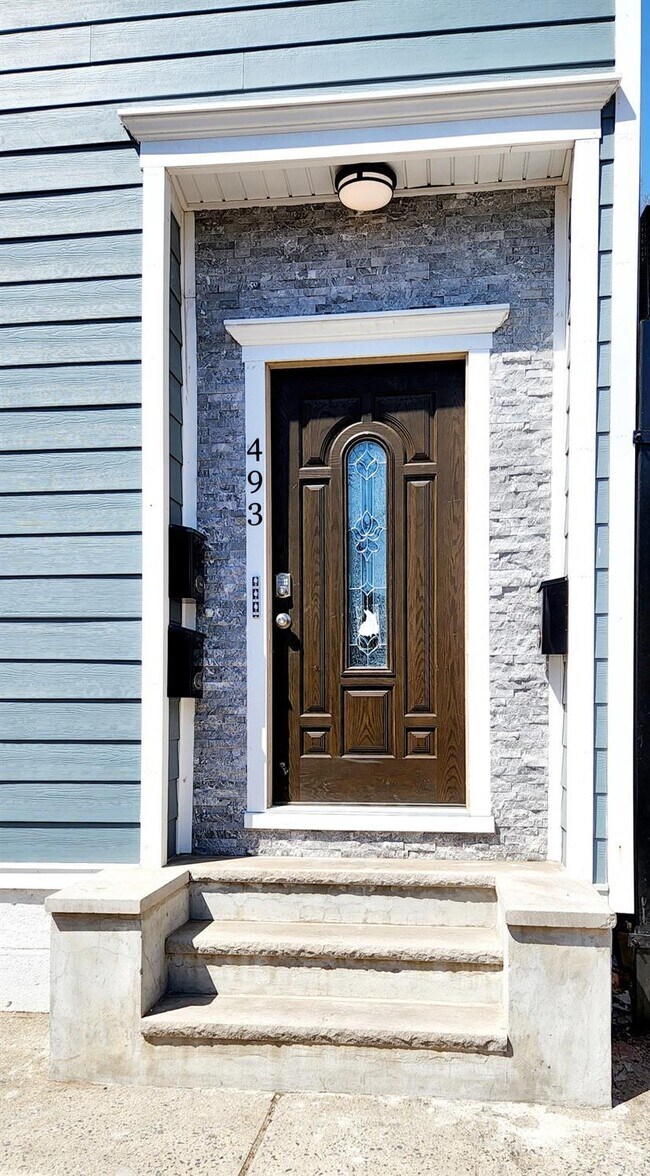 Building Photo - 493 Washington St